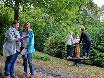 Ulrike Kiesel (links) und Jessica Wolter testen den Spielplatz in der Ritterstraße in Reiterswiesen. Werner Vogel