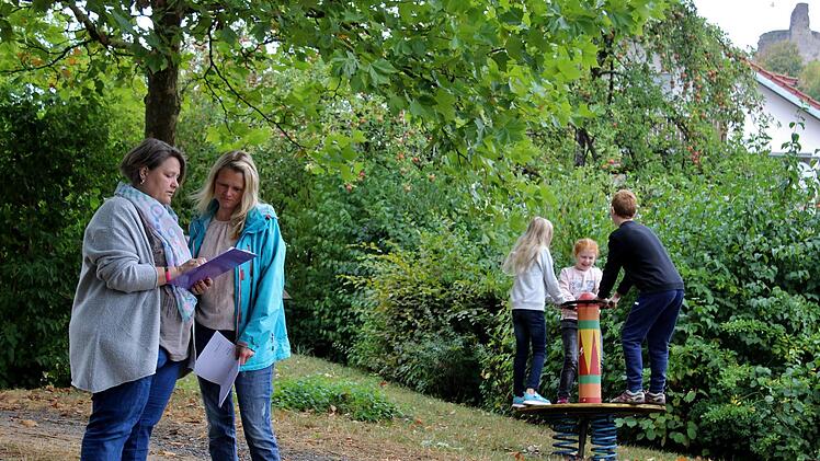Ulrike Kiesel (links) und Jessica Wolter testen den Spielplatz in der Ritterstraße in Reiterswiesen. Werner Vogel