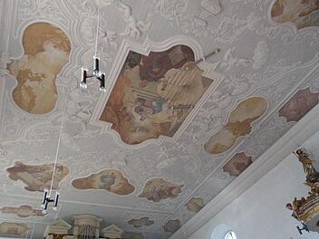 Unter der schadhaften Kirchendecke in der Dormitzer Kirche hängt ein engmaschiges weißes Netz, um Gottesdienstbesucher vor eventuell weiteren abbröckelnden Stuckteilen zu schützen.  Foto: Petra Malbrich