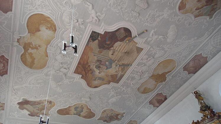Unter der schadhaften Kirchendecke in der Dormitzer Kirche hängt ein engmaschiges weißes Netz, um Gottesdienstbesucher vor eventuell weiteren abbröckelnden Stuckteilen zu schützen.  Foto: Petra Malbrich