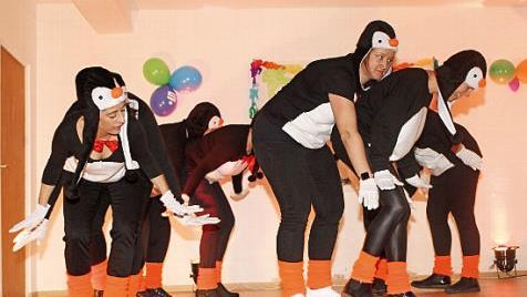 Als "Eispingis" traten die Sportdamen auf.