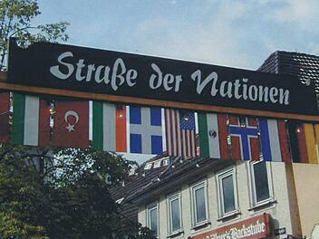 1991, beim 12. Korbmarkt, wurde aus der Badgasse erstmals die "Straße der Nationen" - auf Initiative von Manfred Popp (damals Mitarbeiter im Verkehrsamt).Quelle: Stadtarchiv Lichtenfels