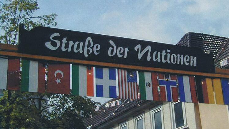1991, beim 12. Korbmarkt, wurde aus der Badgasse erstmals die "Straße der Nationen" - auf Initiative von Manfred Popp (damals Mitarbeiter im Verkehrsamt).Quelle: Stadtarchiv Lichtenfels