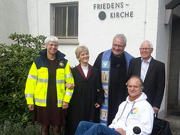 Den Startschuss zum Projekt "MS-Freirad" gaben (von links) die  neuen Notfallseelsorgerinnen Christel Pajunk und Kirsten Zinn, Pfarrer Gerd Kirchner sowie Sponsor Otto Leidenberger vom Lionsclub zusammen mit Ansprechpartner André Pfister (vorne sitzend). Foto: Rolf Pralle