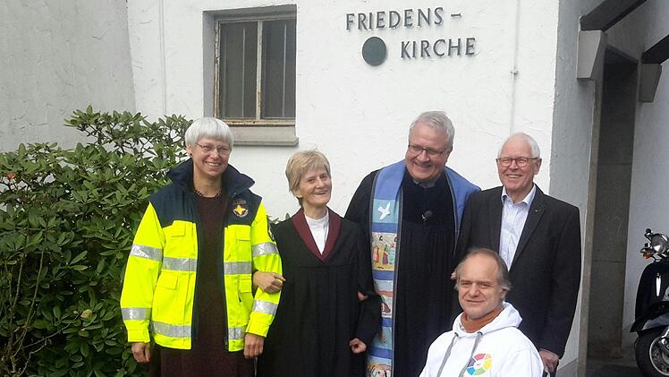 Den Startschuss zum Projekt "MS-Freirad" gaben (von links) die  neuen Notfallseelsorgerinnen Christel Pajunk und Kirsten Zinn, Pfarrer Gerd Kirchner sowie Sponsor Otto Leidenberger vom Lionsclub zusammen mit Ansprechpartner André Pfister (vorne sitzend). Foto: Rolf Pralle