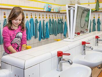 Dieser Waschraum muss für 75 Kinder reichen. Fotos: Barbara Herbst