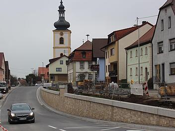 Das Mittelstück der neu erstellten Mauer in der Ortsmitte soll mit dem Wappen der Marktgemeinde geschmückt werden.     Foto: Archiv Evi Seeger