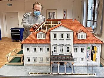 Michael Kopelent hat an dem "neuen" Bürglaß-Schlösschen in Miniatur mitgebaut.