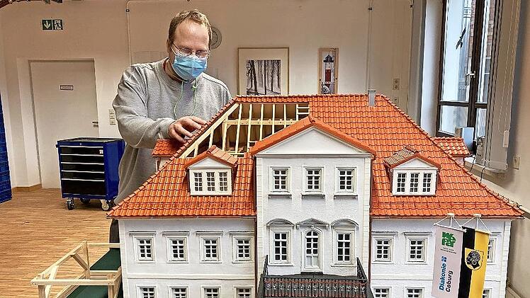 Michael Kopelent hat an dem "neuen" Bürglaß-Schlösschen in Miniatur mitgebaut.