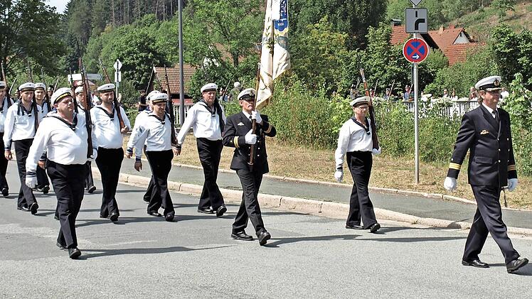 Auch die Abteilung „Marine“ mit Henry Stöcker an der Spitze nahm am Festzug teil.