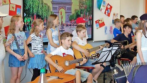 Die Klasse 4a mit Lehrerin Daniela Hillenbrand präsentiert ihren musikalischen Beitrag zum Thema Frankreich.
