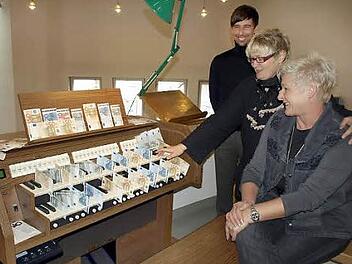 Über die "Geldorgel" freuen sich  (von links): Heimleiter Bernd Robitschko,  Caritas-Geschäftsführerin  Cornelia Thron und Pfarrgemeinderatsvorsitzende Elke Kleylein-Feuerstein. Zum Spielen des Instruments  müssen die Scheine woanders sicher verwahrt werden. Foto: Deuerling