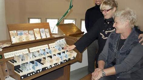 Über die "Geldorgel" freuen sich  (von links): Heimleiter Bernd Robitschko,  Caritas-Geschäftsführerin  Cornelia Thron und Pfarrgemeinderatsvorsitzende Elke Kleylein-Feuerstein. Zum Spielen des Instruments  müssen die Scheine woanders sicher verwahrt werden. Foto: Deuerling
