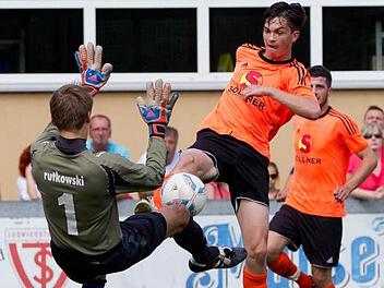 Zweifacher Torschütze beim ASV Kleintettau war bislang Philipp Schubert, der sein erstes Tor in Ludwigsstadt erzielte, in dieser Szene allerdings an Torhüter Rutkowski scheitert. Foto: Heinrich Weiß