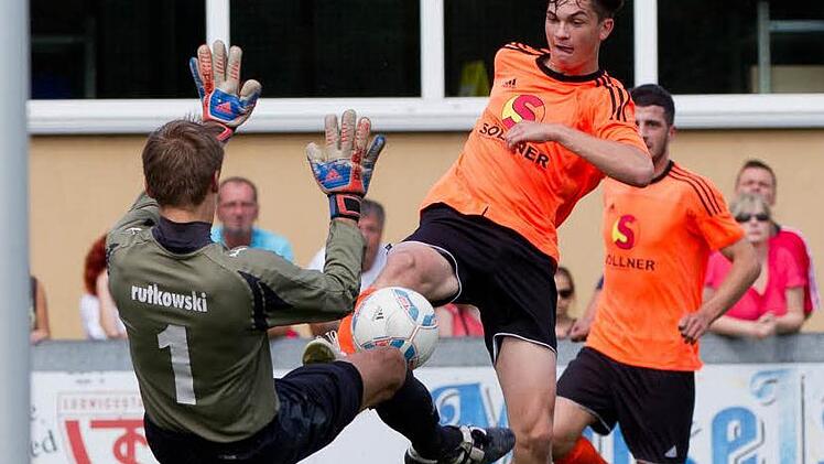 Zweifacher Torschütze beim ASV Kleintettau war bislang Philipp Schubert, der sein erstes Tor in Ludwigsstadt erzielte, in dieser Szene allerdings an Torhüter Rutkowski scheitert. Foto: Heinrich Weiß
