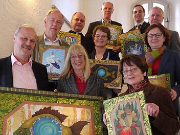 Bunt und aufregend: Wladimir Pronin und seine Schüler schenkten den Förderern der Städtepartnerschaft eigene Gemälde. Fotos: Pauline Lindner