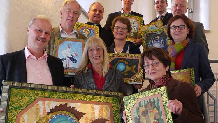 Bunt und aufregend: Wladimir Pronin und seine Schüler schenkten den Förderern der Städtepartnerschaft eigene Gemälde. Fotos: Pauline Lindner