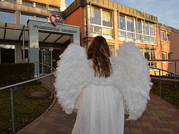 An manchen Wochenenden hat das Bamberger Christkind bis zu fünf Termine. Da kann es schon mal stressig werden. Dennoch macht es der zehnjährigen Lynn riesigen Spaß.  Foto: Ronald Rinklef