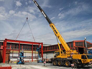 Derzeit wird eine neue Lackierhalle auf dem Gelände der Firma Dörnhöfer errichtet. Foto: Jürgen Gärtner