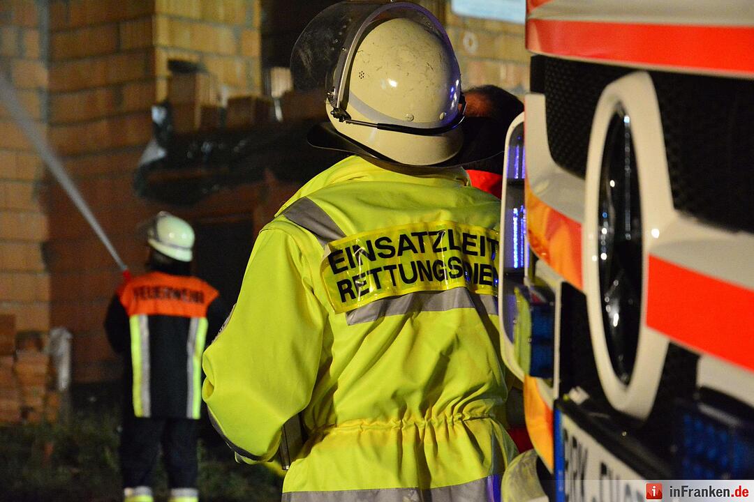 Neugebautes Wohnhaus steht nach Blitzeinschlag lichterloh in Flammen