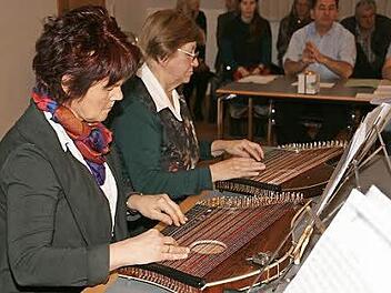 Die Saitenmusiker aus Eggolsheim umrahmten die letzte Gemeinderatssitzung 2015 musikalisch. Foto: Sylvia Hubele