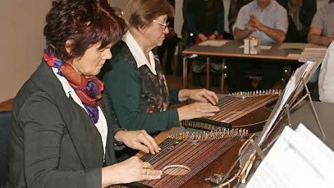 Die Saitenmusiker aus Eggolsheim umrahmten die letzte Gemeinderatssitzung 2015 musikalisch. Foto: Sylvia Hubele