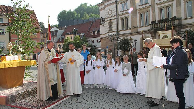 Dekan Hans Roppelt sprach am Altar auf dem Marktplatz Gebete und rückte den Glauben in den Mittelpunkt. Foto: Sonny Adam