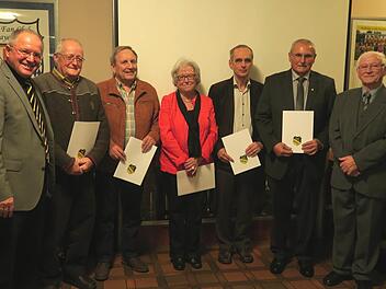 Die neuen Ehrenmitglieder umrahmt vom Vorsitzenden Lorenz Galster (links) und Ehrenvorsitzenden Georg Geier (rechts): Lorenz Galster, Erich Kellermann, Johann Zenger, Helene Weller, Jörg Bubel, Rainer Hauke, Georg Geier (von links)  Foto: Johanna Blum