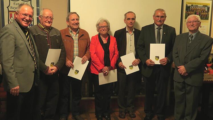 Die neuen Ehrenmitglieder umrahmt vom Vorsitzenden Lorenz Galster (links) und Ehrenvorsitzenden Georg Geier (rechts): Lorenz Galster, Erich Kellermann, Johann Zenger, Helene Weller, Jörg Bubel, Rainer Hauke, Georg Geier (von links)  Foto: Johanna Blum