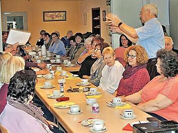 M&auml;chtig ins Zeug legten sich die beiden Vorsitzenden der Seniorengemeinschaft Landkreis Lichtenfels, Dieter Erbse und Monika Faber, um den unerwartet hohen Besucheransturm bem ersten Mitgliedertreff im Mehrgenerationenhaus in Michelau zu bew&auml;ltigen.  Foto: Monika Faber