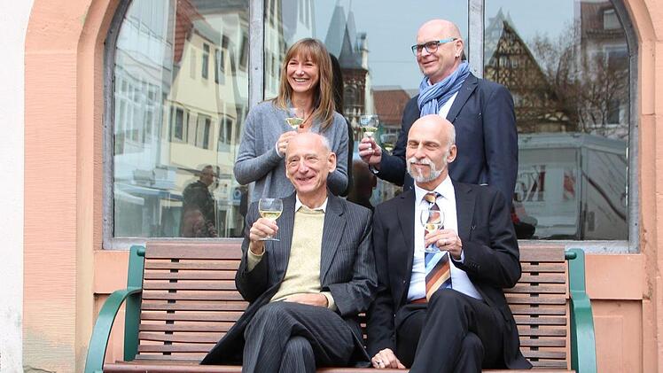 Weinshop- und Veranstaltungsleiterin Uta Berg (hinten links), Vinothek-Geschäftsführer Bernhard Gößmann-Schmitt (daneben), Heiligenfeld-Geschäftsführer Joachim Galuska (vorne links) und Oberbürgermeister Kay Blankenburg stoßen schon einmal auf dem Marktplatz an.  Foto: Benedikt Borst