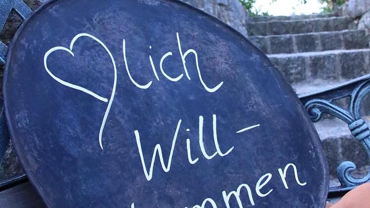IDer Aufgang zum Garten von Elfi Reichert, eine von über 15 Rügheimern, die ihre Privatgrundstücke in dem Hofheimer Stadtteil am kommenden Sonntag für die Besucher öffnen.