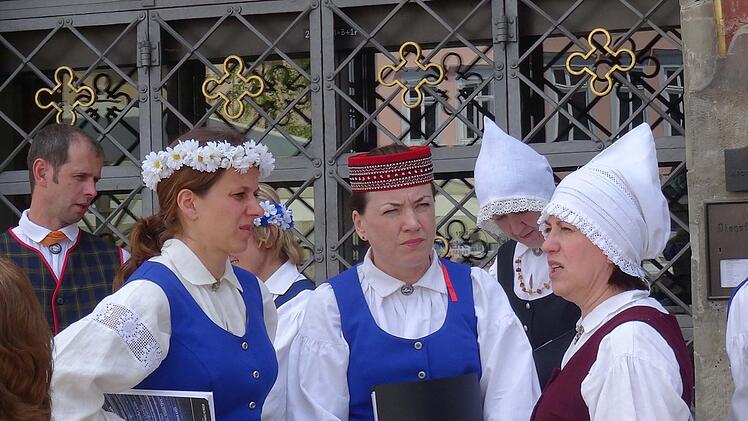 Den weitesten Weg zum Chorfest Coburg hatte der Koris Valmiera aus Lettland, der beim Auftritt auf dem Markt mit seinen schicken Trachten auch viele Blick auf sich zog.Foto: Jochen Berger