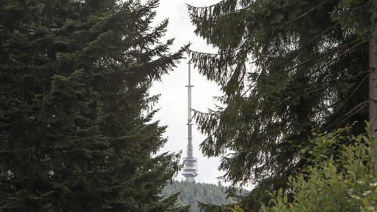 Im Wald, wo der Pfeil einschlug, ist der Ochsenkopf schon zu erspähen. Foto: Barbara Herbst