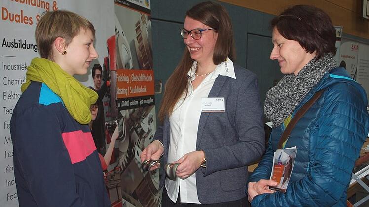 Leni Kremer (links), Schülerin der Realschule Staffelstein, ließ sich am von der Fachausbilderin Franziska Täubert von der Firma Rösler in Gegenwart ihrer Mutter das Berufsbild der Chemielaborantin erklären.