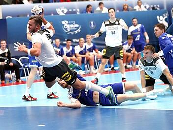 Marcel Timm erzielte in dieser Aktion gegen Island eines seiner sieben Vorrunden-Tore bei der U21-Handball-Weltmeisterschaft in Spanien. Bei der gestrigen Achtelfinal-Niederlage gegen Portugal kam der Coburger Kreisläufer aber nicht zum Einsatz. Foto: Internationaler Handball-Verband