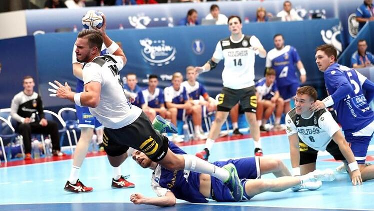 Marcel Timm erzielte in dieser Aktion gegen Island eines seiner sieben Vorrunden-Tore bei der U21-Handball-Weltmeisterschaft in Spanien. Bei der gestrigen Achtelfinal-Niederlage gegen Portugal kam der Coburger Kreisläufer aber nicht zum Einsatz. Foto: Internationaler Handball-Verband
