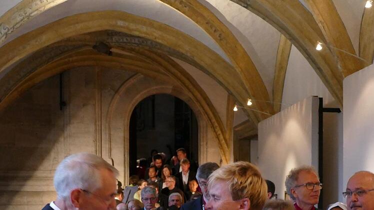 Der Erzbischof schüttelte unzähligen Gratulanten die Hand.Foto: Marion Krüger-Hundrup