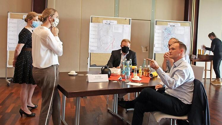 Die Mitarbeiterinnen von Tennet (von l. nach r.) Cindy Schemmel und Stephanie Fiedler sprechen mit den Bürgermeistern Matthias Klement, Fridolin Zehner und Nico Rogge.  Foto: Charlotte Wittnebel-Schmitz