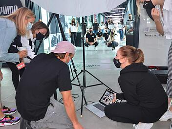 Making of: Fotograf Christoph bespricht mit Mitarbeiterinnen der Pressestelle das Gruppenfoto der Neuen.  Fotos: Bernhard Panzer