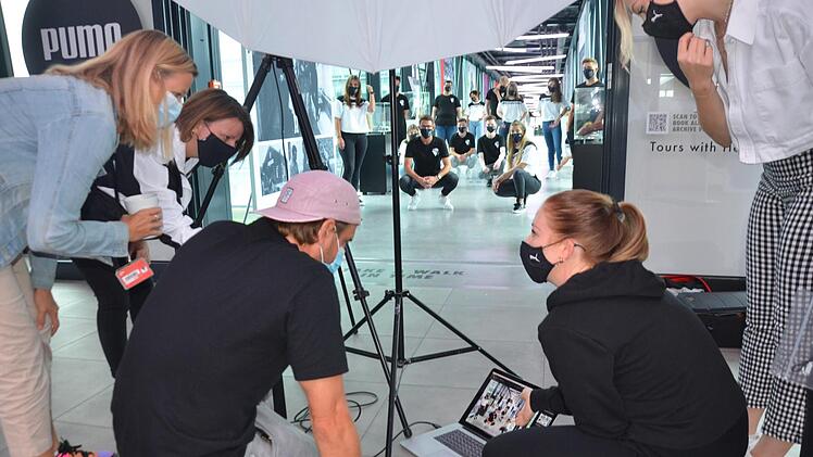 Making of: Fotograf Christoph bespricht mit Mitarbeiterinnen der Pressestelle das Gruppenfoto der Neuen.  Fotos: Bernhard Panzer