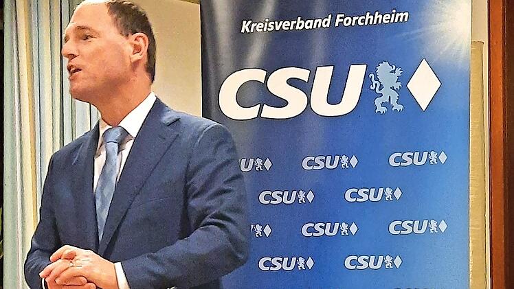 Michael Hofmann spricht in Kirchehrenbach.