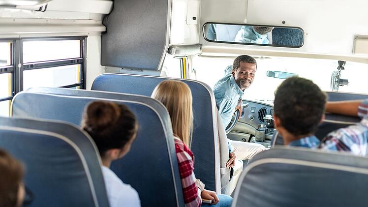 Busfahrer m&uuml;ssen auch stets ein Auge auf die jungen Fahrg&auml;ste haben.
