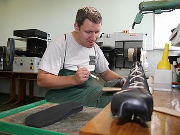 Orthopädieschuhmacher Denis Blau (31) ist seit einem Jahr bei SHS und erweitert die Produktionspalette: So kann SHS auch fertige Schuhe ausliefern inklusive Sohle.