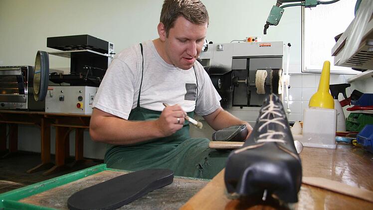 Orthopädieschuhmacher Denis Blau (31) ist seit einem Jahr bei SHS und erweitert die Produktionspalette: So kann SHS auch fertige Schuhe ausliefern inklusive Sohle.
