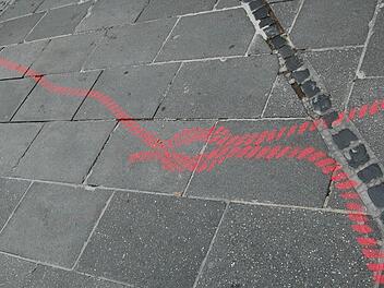 Was ist denn da in der Innenstadt los? In vielen Straßen und Gassen befinden sich rote Spuren. Fotos: Oliver Schmidt