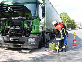 Kräfte der Feuerwehr Kulmbach beseitigten das ausgelaufene Öl aus der geplatzten Hydraulikleitung. Foto: Jürgen Gärtner