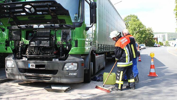 Kräfte der Feuerwehr Kulmbach beseitigten das ausgelaufene Öl aus der geplatzten Hydraulikleitung. Foto: Jürgen Gärtner