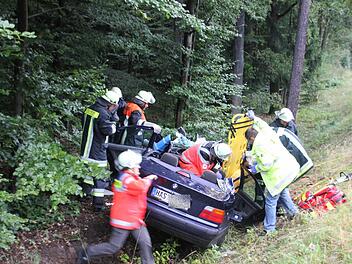 Feuerwehrleute, Sanitäter und Notärztin bemühten sich um den Eingeklemmten.Foto: Ralf Kestel