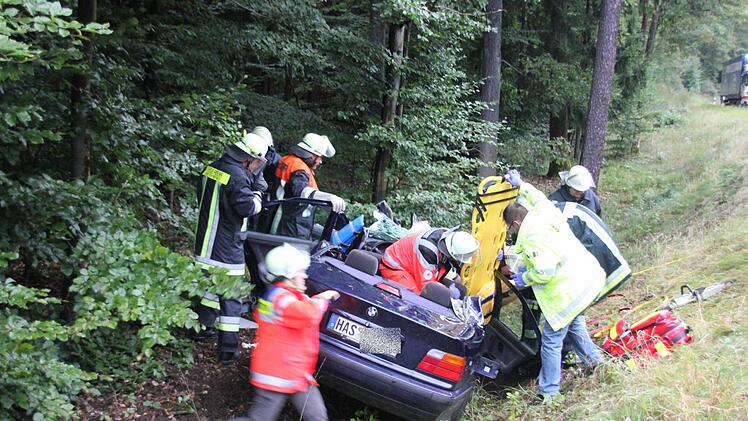 Feuerwehrleute, Sanitäter und Notärztin bemühten sich um den Eingeklemmten.Foto: Ralf Kestel